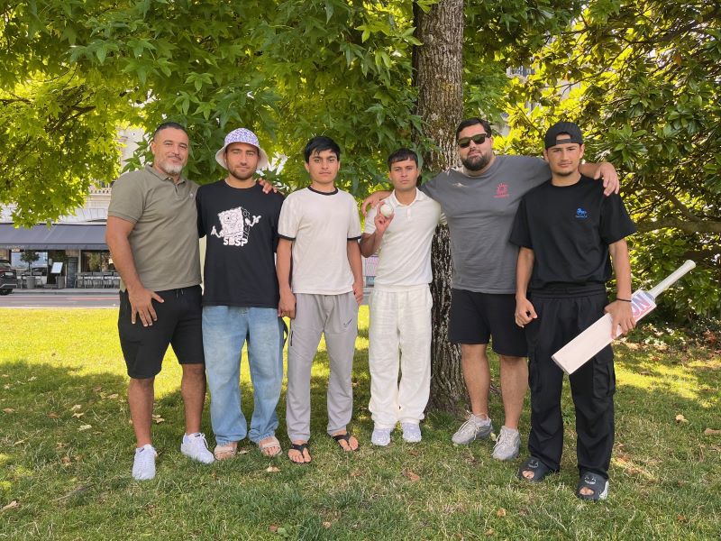 De gauche à droite : Mohamed (éducateur), Nigahola, Zahed, Naveed (résidents de Saint-James), Kevin (assistant socio-éducatif) et Jalil (résident de Saint-James)