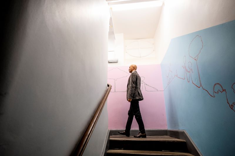 En visitant le centre de Presinge où il a vécu de 1997 à 1998, Ahmed entreprend un voyage dans ses souvenirs.