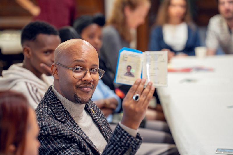 Il brandit son permis N