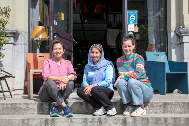Abigail (cheffe de cuisine au Café du Grütli), Ferashta (cuisinière d'origine afghane) et Josee (gérante du Grütli)  - © Taj Curic
