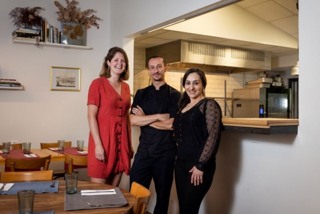 Agathe (propriétaire et gérante de La Vie de Champs), Brice (chef de cuisine) et Faranak (cuisinière d'origine iranienne) - © Magali Girardin