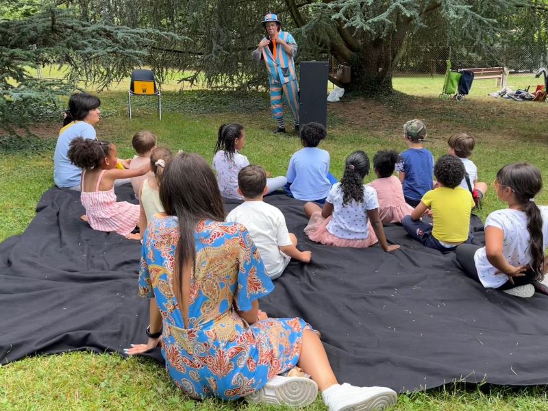 Les enfants sont nombreux à assister à la performance du clown