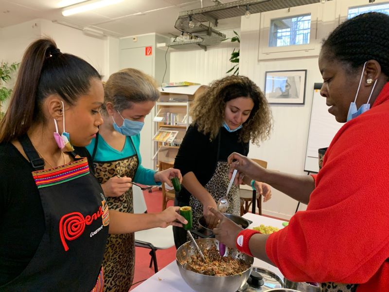 Après avoir préparé la farce, les participantes remplissent les légumes évidés au préalable puis les placent à la verticale dans une grande casserole.