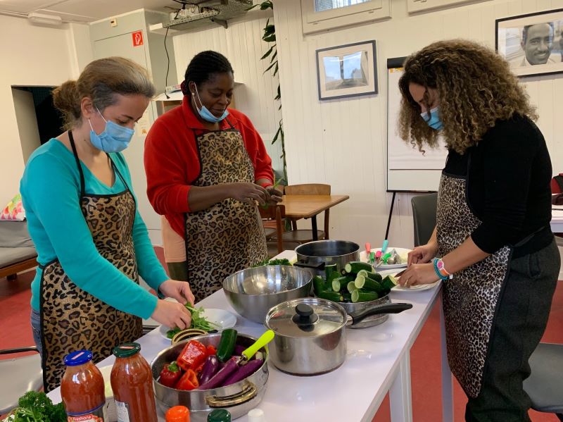 Les femmes évident les légumes