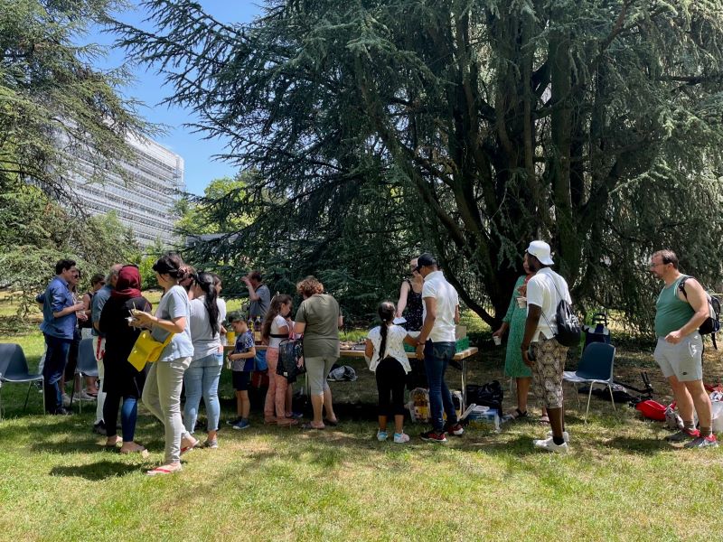 Les invité·es se pressent à la table de pique-nique