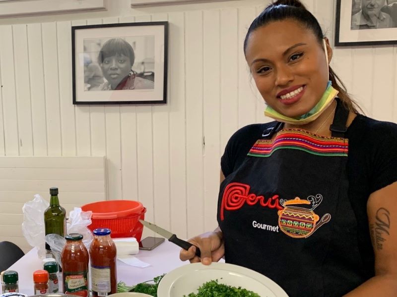 Maria arbore un tablier coloré de son pays d’origine, le Pérou.