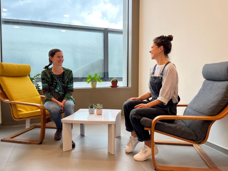 Aude et Patricia dans les bureaux du CausE à Chêne-Bourg