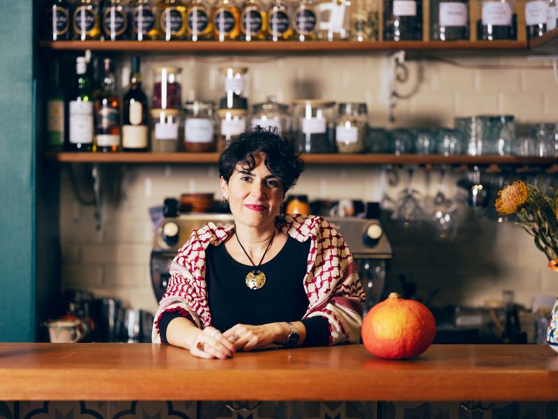 Georgia dans son établissement