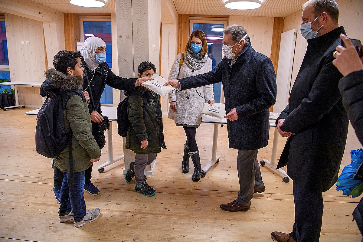L'ambassadeur Walter Stevens remet un kit à une famille de réfugiés résidant au centre de Rigot