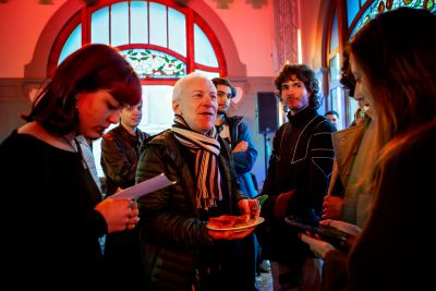 Alice relit son discours juste avant la remise des prix