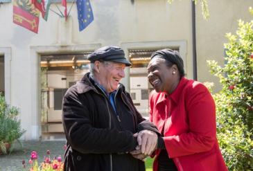 Une animatrice rencontre un président de club d'aînés