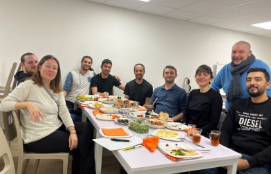 L'équipe sociale et les résidents turcs attablés autour d'un bon petit-déjeuner