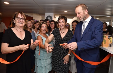 Anne Héritier Lachat, Présidente du CA et Thierry Apothéloz, Conseiller d'Etat inaugurent les locaux avec l'équipe du CAS des Bain