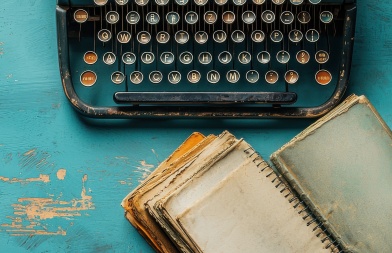 machine à écrire et carnets de voyage