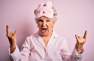 femme âgée en colère