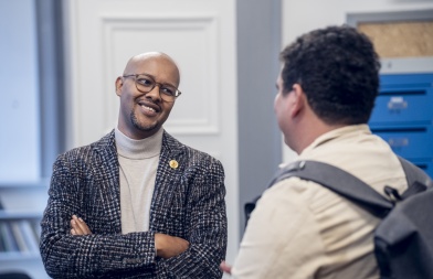 Ahmed Jama en pleine conversation avec un officiel de la commune de Presinge