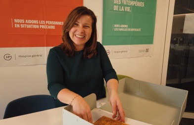 angela déposant une enveloppe dans la boîte d'archives