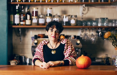 Georgia dans son établissement