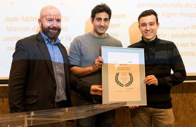 Nicolas Walder, maire de la Ville de Carouge, remet le prix à Epi'Coop