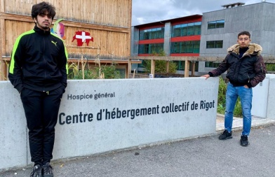 Mahmoud et Imad devant le centre d'hébergement de Rigot et le collège Sismondi