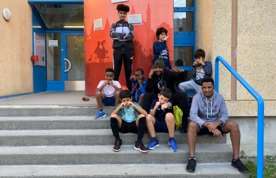 Matelo et ses élèves devant le centre d'hébergement des Tattes