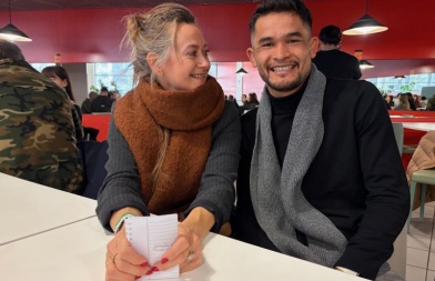 Julie, fondatrice des cafés solidaires, et Hejrat, habitué des cafés et champion de MMA