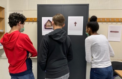 Trois élèves devant l'exposition "Etre et avoir"