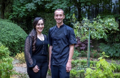 Faranak (cuisinière d'origine iranienne) et Brice (chef de cuisine) - © Magali Girardin