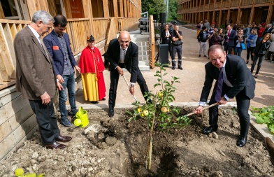 Messieurs F. Grandi, Z. Mutalebi, C. Girod et S. Dal Busco plantent un arbre symbolique 