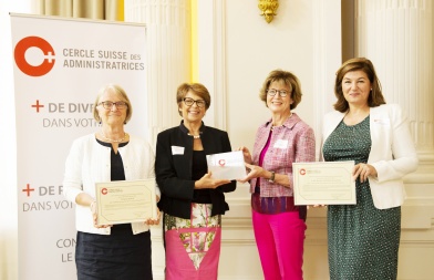 Les lauréates. A gauche: Mme Anne Héritier Lachat, présidente du conseil d'administration de l'Hospice général