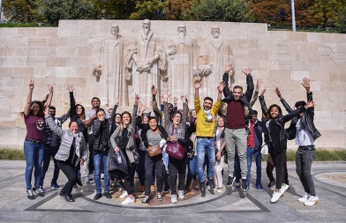 Rencontre d'une banque privée avec des migrants pour un rallye