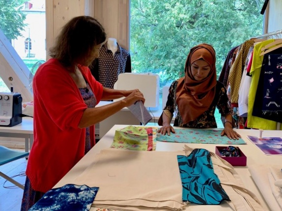 Luz (association Tisser l'avenir) et Zahra lors d'un atelier couture