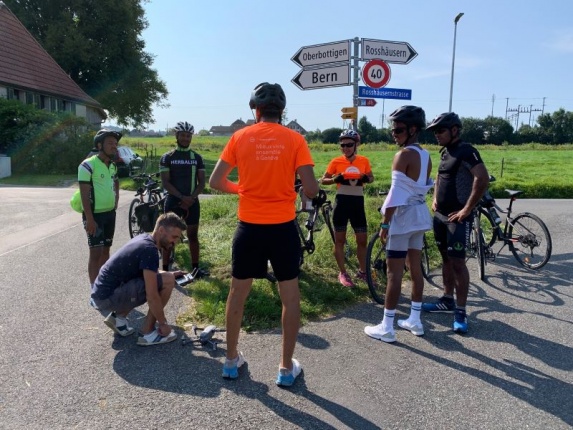 Pause inopinée lors du tour de Suisse romande à vélo "Yekenely"