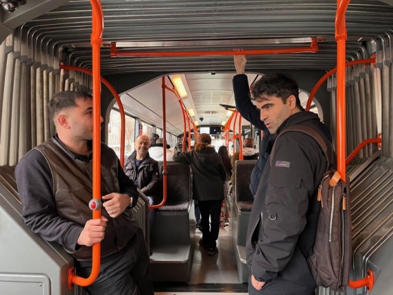 Kasim et Lukman dans le bus qui les emmène aux HUG