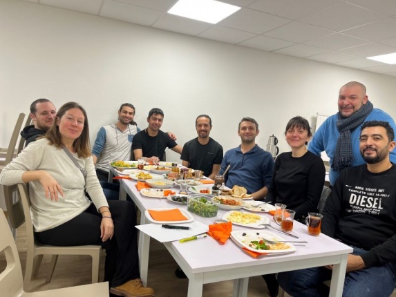 L'équipe sociale et les résidents turcs attablés autour d'un bon petit-déjeuner