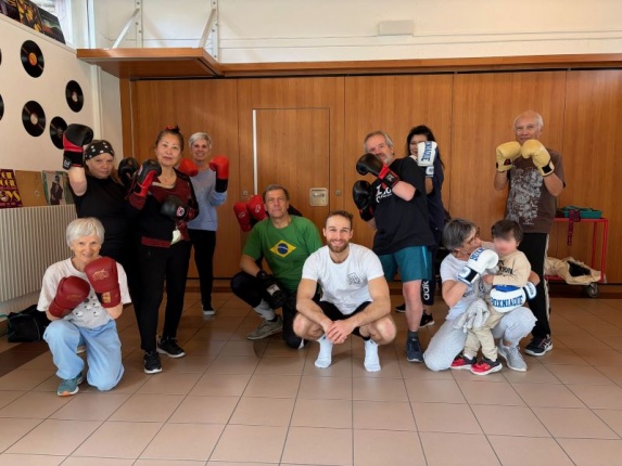 La fine équipe de la boxe pour seniors