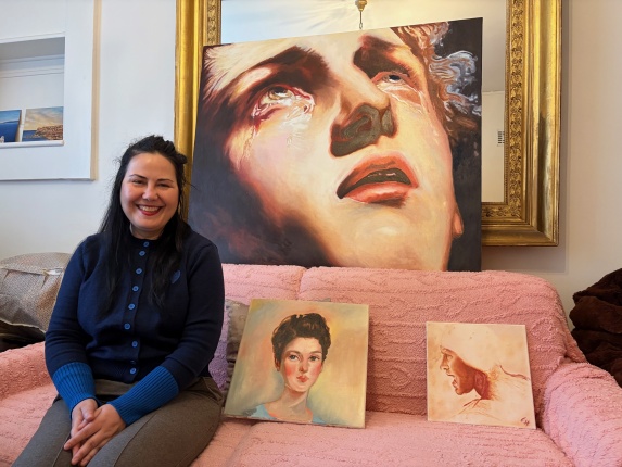 Esmeralda pose avec plusieurs de ses œuvres récentes