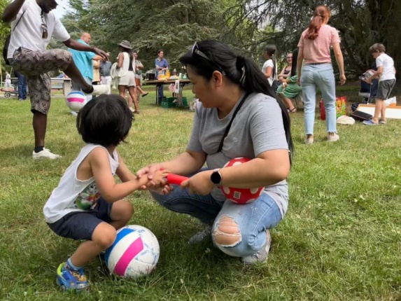 Issa et sa maman Liezl admirent les qualités footbalistiques d'Armando