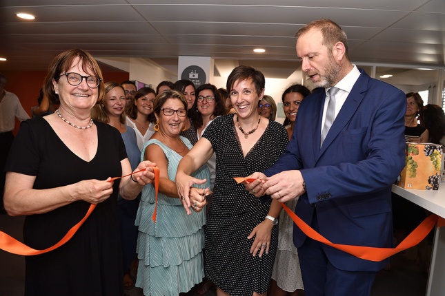 Anne Héritier Lachat, Présidente du CA et Thierry Apothéloz, Conseiller d'Etat inaugurent les locaux avec l'équipe du CAS des Bain