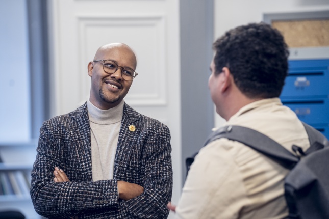 Ahmed Jama en pleine conversation avec un officiel de la commune de Presinge