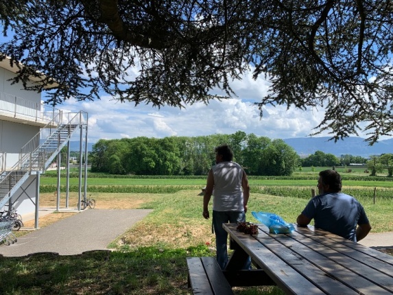 Deux résidents prennent le frais