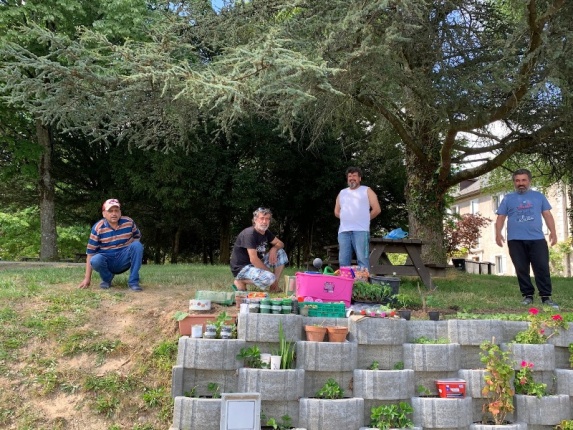 Quatre résidents devant leur potager