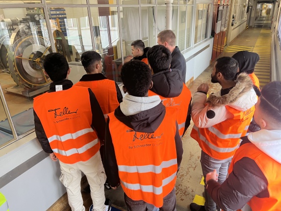 Des jeunes migrants en réinsertion en visite à Schneider Electric