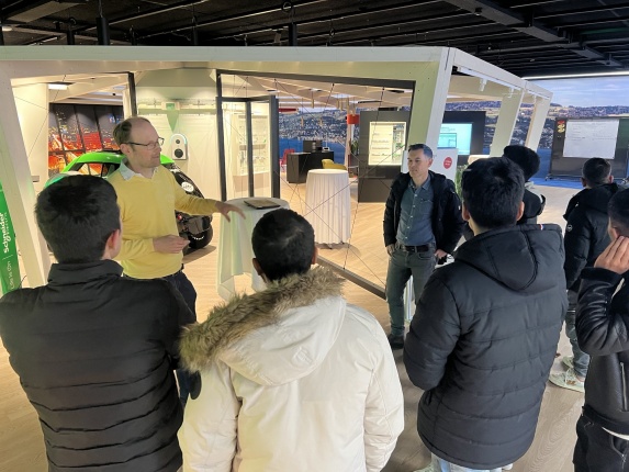 Des jeunes migrants en réinsertion en visite à Schneider Electric