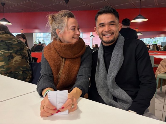 Julie, fondatrice des cafés solidaires, et Hejrat, habitué des cafés et champion de MMA