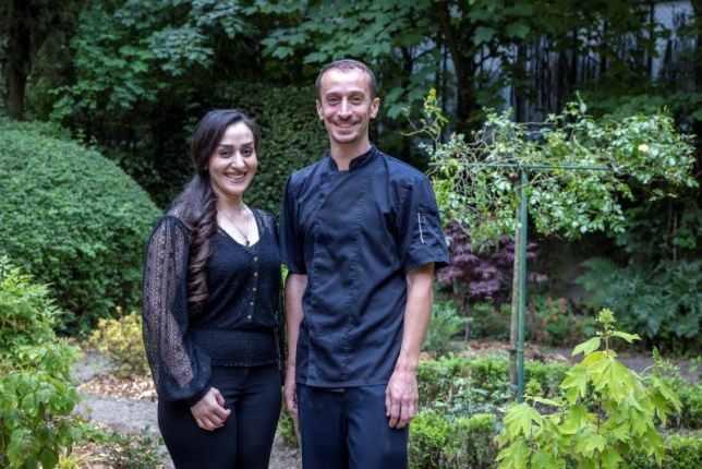 Faranak (cuisinière d'origine iranienne) et Brice (chef de cuisine) - © Magali Girardin