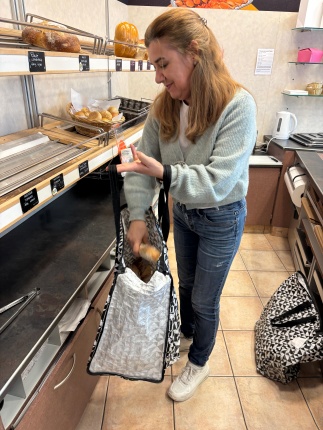 Sarah emballe les invendus