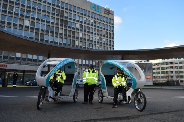 vélos-taxis devant les HUG