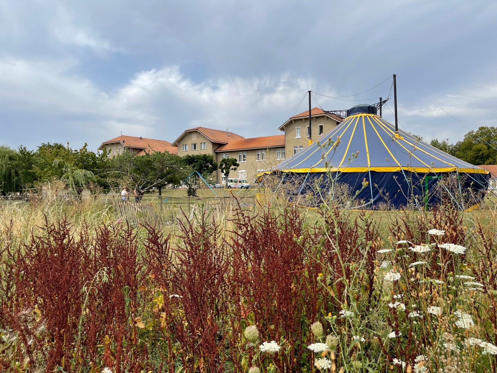 Sous le grand chapiteau d’Anières